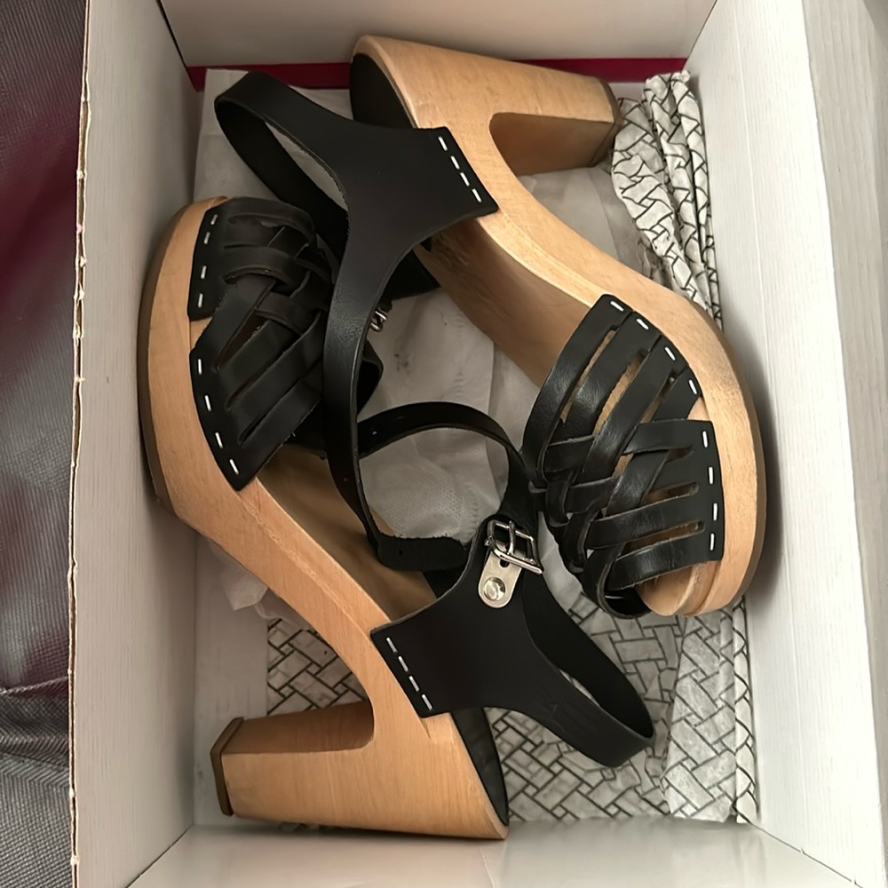 EUC strappy black clogs